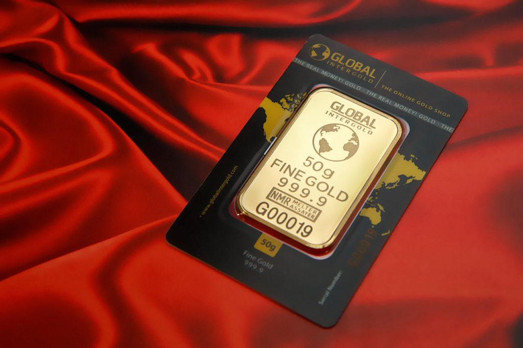 Mastering the First Impression: Your intriguing post title goes here A 50g fine gold bar displayed elegantly on a rich red fabric background, symbolizing wealth and luxury.